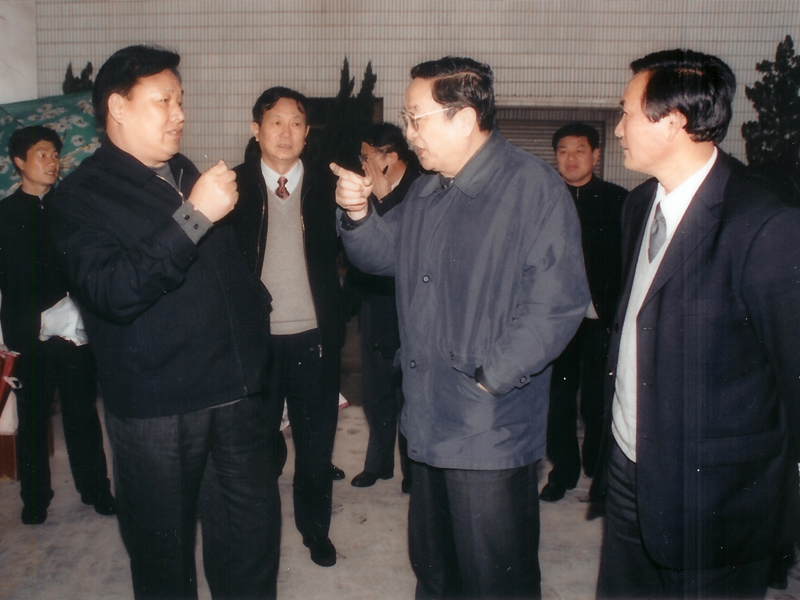 2005年8月29日時任中共中央政治局委員、湖北省委書記俞正聲來公司視察