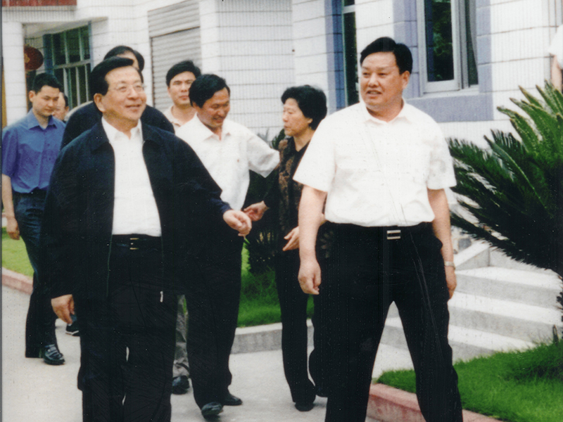 2004年5月時任中共中央政治局常委、國家副主席曾慶紅來公司視察